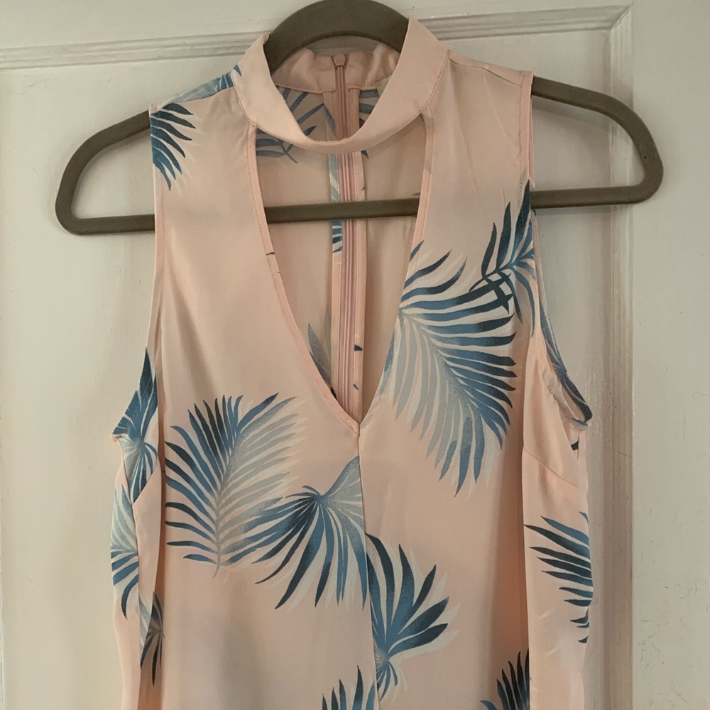Sleeveless pink choker neck palm pattern tank